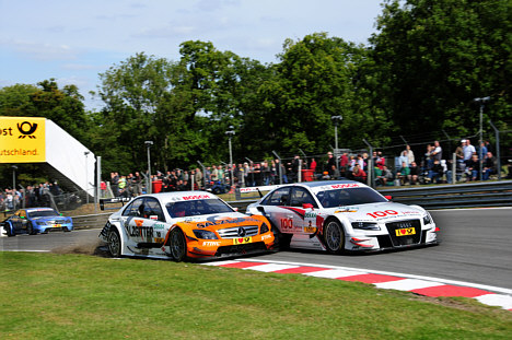 Tom Kristensen var på Brands Hatch i flere nærkampe med konkurrenter fra Mercedes, inden han blev kørt af banen.